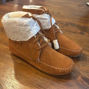 MINNETONKA moccasin booties with Sheepskin lining. Brand new. Size 6